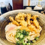 踊るうどん - まいたけ天温玉ぶっかけ 薬味を乗せて