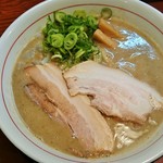 頑固麺 - 鶏豚骨(680円)・・・超濃厚コッテリスープの飲み口は、意外に穏やかで、くどくない！　絶妙なカエシのバランスで、飽きさせません＾＾