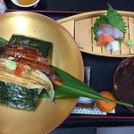 すしごはん 馬ん場 - うなぎと穴子のハーフ＆ハーフ丼（上方から）