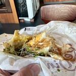 REDS' BURGER DINER - TERIYAKI EGG CHICKEN SAND 中身