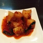 肉料理 村長さん - キムチ盛り合わせのカクテキ