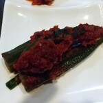 肉料理 村長さん - キムチ盛り合わせのオクラ
