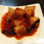 肉料理 村長さん - キムチ盛り合わせのカクテキ