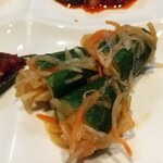 肉料理 村長さん - キムチ盛り合わせのキュウリ