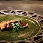 鉄板焼 雅 銀座 - フォアグラのソテー　香辛の甘味と金箔ソースを添えて