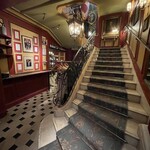 Le Procope - 入った所に大階段