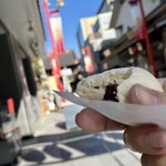 田口屋菓子舗 - お店の前でパクつく❣️