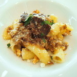 リストランテ　ウミリア - 鴨肉の白ワイン煮と牛肉の赤ワイン煮の二色のラグーソース リガトーニ