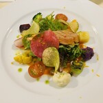 ヴィオレット・ステラ - 料理写真:前菜・季節野菜の一皿
滋賀県産、三姉妹サーモン 自家製燻製
彩り豊かな地場野菜のサラダ パプリカソース