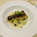 ヴィオレット・ステラ - お魚料理・海の一皿
愛媛県八幡浜直送、本日のお魚料理
菊芋のピュレ ブールブランソース 生姜の香り