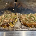 味乃家 - （左）味乃家ミックス:1680円　（右）すじ肉にカキトッピング:1250円＋550円