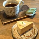 カフェ ケシパール - ◆ チーズケーキとのマリアージュ 1,230円/税込
・キャラメルのクリームレアチーズ
・マンデリン"オナンガンジャン"カルドン エステート