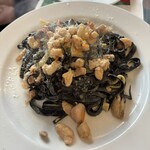 アクア・サンタ - きのことトリモモ肉の煮込みソース（イカスミの黒いパスタ）（ローズマリーと生トマトのブイヨンベース）　1600円　ドリンク、パン付き