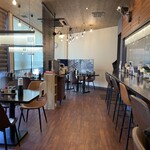 天までとどけ - おしゃれな店内。開店後、すぐに席が埋まり始めました。