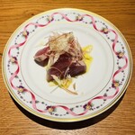 両忘 - 四国ならではの新鮮な魚介を使った一皿。脂ののったヨコワのたたき。味付けはオリーブオイルとお塩。シンプルな程に素材の良さが際立ちます！