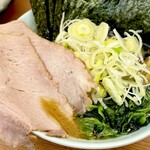 横浜らーめん 若武者 - ラーメン並に小口ネギトッピング