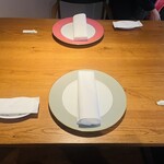 両忘 - 広々としたテーブル席は2卓。ご夫婦が奏でる極上のランチコース。柔らかな木の質感のテーブルはイタリア製。