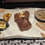 鉄板焼さわふじ - 特選石垣牛。上がサーロイン、下がヒレ。