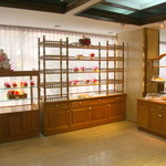 MONTIEN BAKERY - パンの他、ショーケースにはケーキが並ぶ。