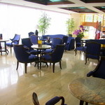 MONTIEN BAKERY - カフェスペース。ケーキを選んだ後はこちらでいただけます。