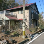 霧島蕎麦處 かわぐち - 霧島高原の別荘地にあるお蕎麦屋さん。のれんと小さな看板だけ。