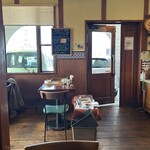 街の食堂 大地 - 席から入口方面