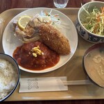 街の食堂 大地 - 日替りランチ(ﾄﾏﾄｿｰｽﾊﾝﾊﾞｰｸﾞ+唐揚げ+ﾎｸﾎｸｺﾛｯｹ) ¥1,000