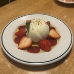 リバーサイドコマツ - イチゴとブッラータチーズのカプレーゼ　1800円(税込)