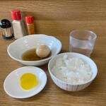 二代目おかだラーメン - ご飯 小 150円 沢庵付き