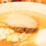 らぁめん 一福 - 味が染みしみの、厚切り"チャーシュー"。