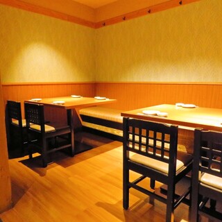 人数に合わせてご案内可能なテーブル席。中規模宴会もお任せ下さい♪