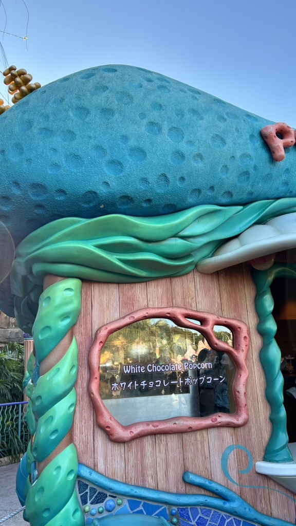 写真 : スカットルのスクーター前ポップコーンワゴン - 東京ディズニー