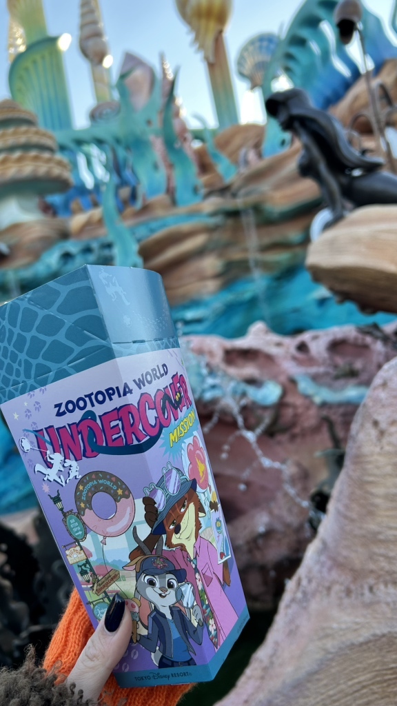 写真 : スカットルのスクーター前ポップコーンワゴン - 東京ディズニー