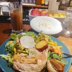 Restaurant & Bar THE KING GEORGE - 年末の一人ランチ　　　　　　　　　　　　　　　鶏もも肉のコンフィ　サラダプレート