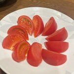 鉄なべ餃子なかよし - トマト（普通のトマトよりも甘く、とても美味しかったです！）