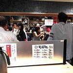 Oreno Soba - 店内は立食席と、座席があるテーブル席があり、
      テーブル席は500円チャージされます