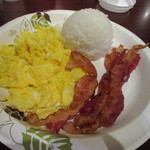 Eggs 'n Things - 朝食メニューの中からベーコンと玉子のセット9,95＄を注文です、選べる付け合わせには白米を選んでみました。
            