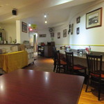 Eggs 'n Things - 
            お店に入ると店内ではトロピカルデザインの古典的なアロハウェアーのスタッフが接客してくれます