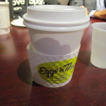 Eggs 'n Things - 飲み物はカップを貰ってドリンクバーからセルフ方式で持ってきます、私はコーヒーを選びましたがゆっくりしてくると店員さんがお替りを注いでくれますよ。
            