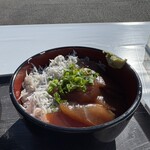 どんぶりハウス - ホントは生しらす丼にするつもりだったのに、何か間違えた。悔しかったからわさび増量してもらった。