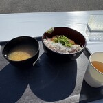 どんぶりハウス - 料理写真:しずまえ丼　釜揚げしらす➕マグロ漬け　お味噌汁付き　1,000円税込　温かいお茶はセルフ。