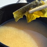 どんぶりハウス - お汁のわかめ。出汁強い。味は一口目から美味しいのと最後の一口で丁度よくなる真ん中。美味しいヤツ！