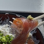 どんぶりハウス - しらすをマグロで巻いてみた。