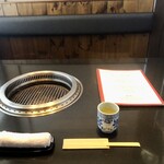 焼肉しゃぶしゃぶ いのうえ - 4人掛けの個室にお一人様でご案内