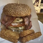 ビッグスマイル - ハンバーガー
            トッピング:ベーコン、エッグ、チーズ　
            　　合計1,350円