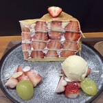 六華亭 - 苺のミルクレープ