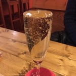 スパークリングワイン、なみなみです