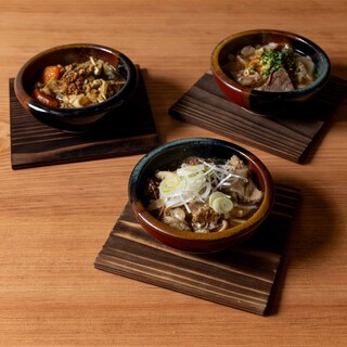 【毎日仕込む名物牛もつ煮込み】