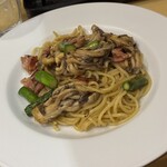 J PASTA - アスパラとベーコンとしめじのバター醤油味のスパゲティ