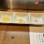 とんかつ小ばやし - 左からオリーブオイル、おろしタルタル、ヒマラヤ岩塩